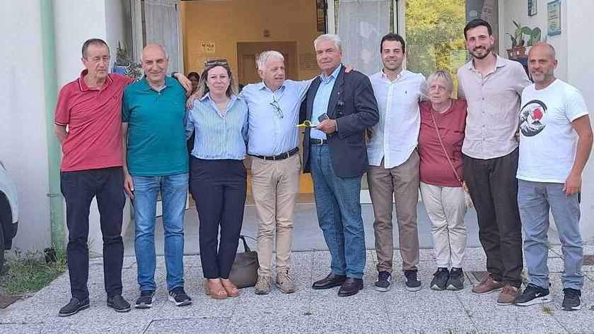Al centro il riconfermato sindaco di Coreglia Marco Remaschi con la sua squadra