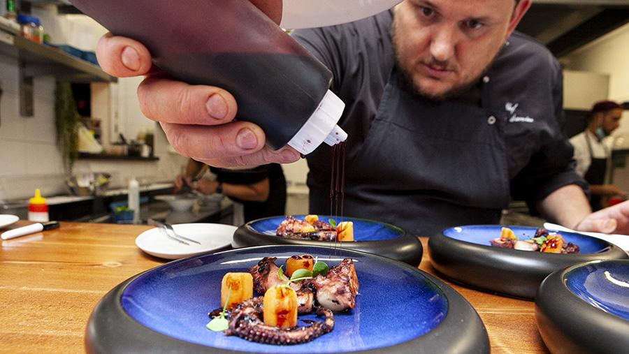 Chef Andrea Saverino al lavoro