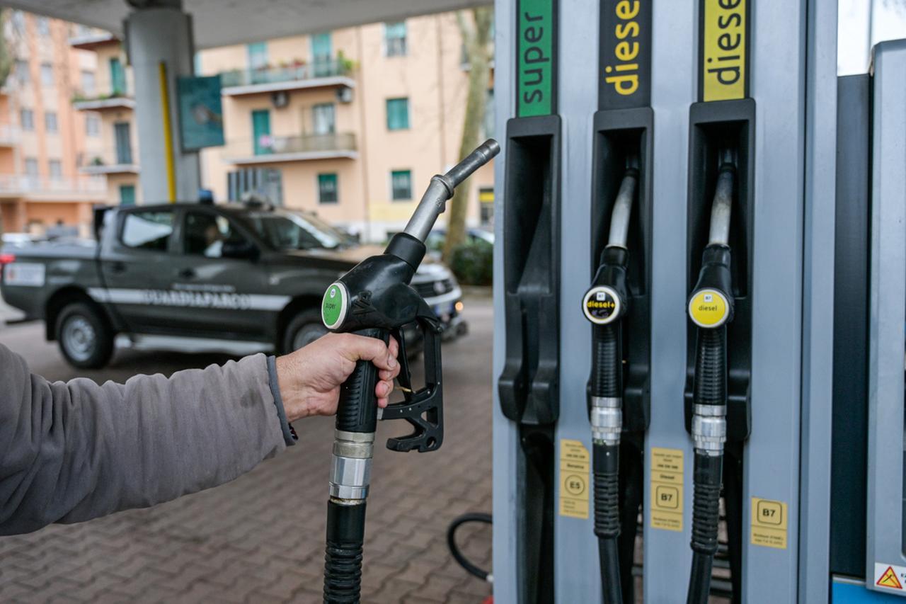Caro carburanti e lo stop ai viaggi di lavoro con l’auto privata: «Il confronto c’è, ma serve sostenibilità»