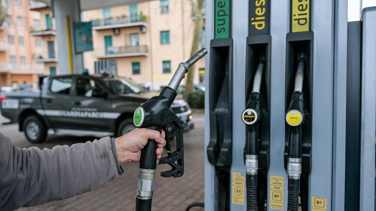 Caro carburanti e lo stop ai viaggi di lavoro con l’auto privata: «Il confronto c’è, ma serve sostenibilità»