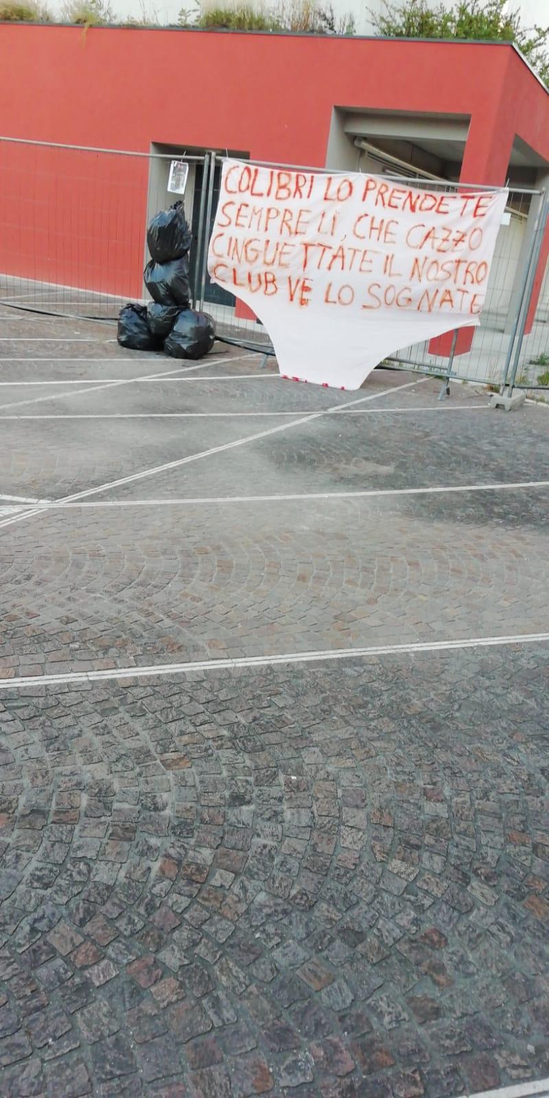 
	I sacchi d'immondizia e lo striscione davanti al Cicognini Rodari

