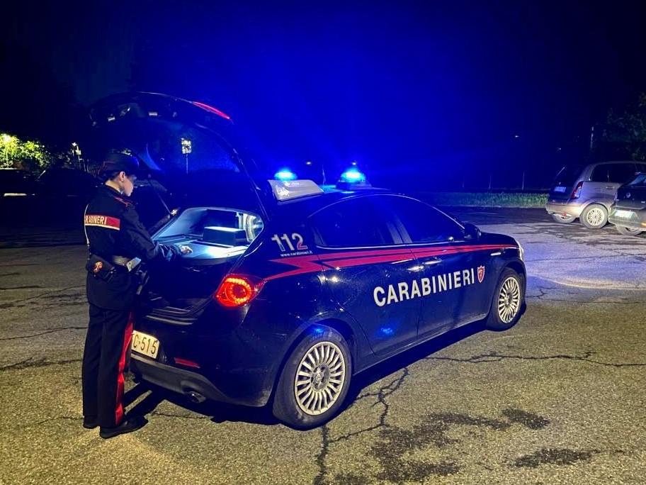 Picchiato e rapinato in strada per pochi euro a 16 anni: arrestati due fratelli