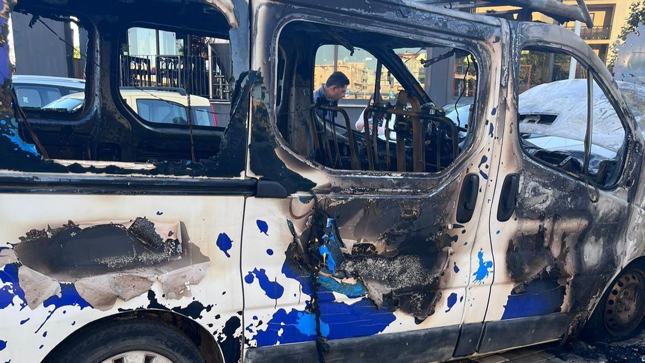Paura ad Alghero, a fuoco il furgone di due imprenditori: cosa sappiamo – VIDEO