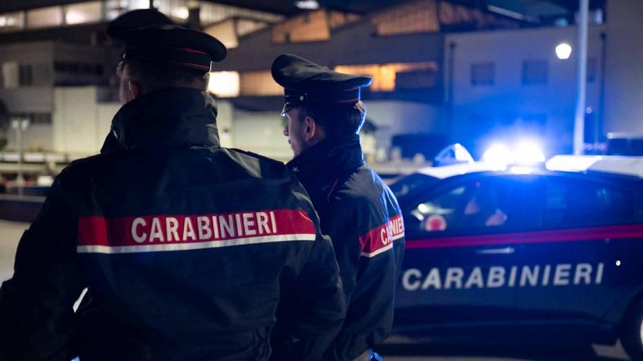 Due carabinieri durante un controllo (foto d'archivio)
