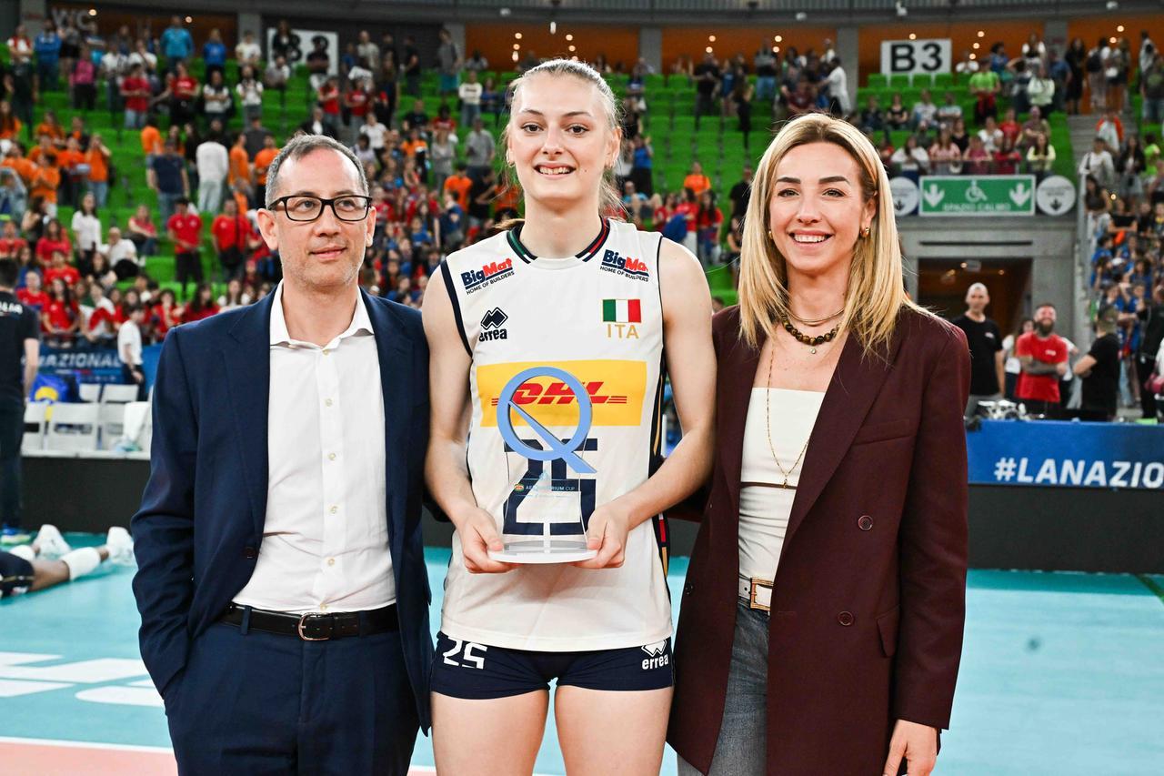 
	Linda Manfredini premiata a Genova come migliore giocatrice nella gara con la Turchia (Foto: Fipav Creative Hub)&nbsp;

