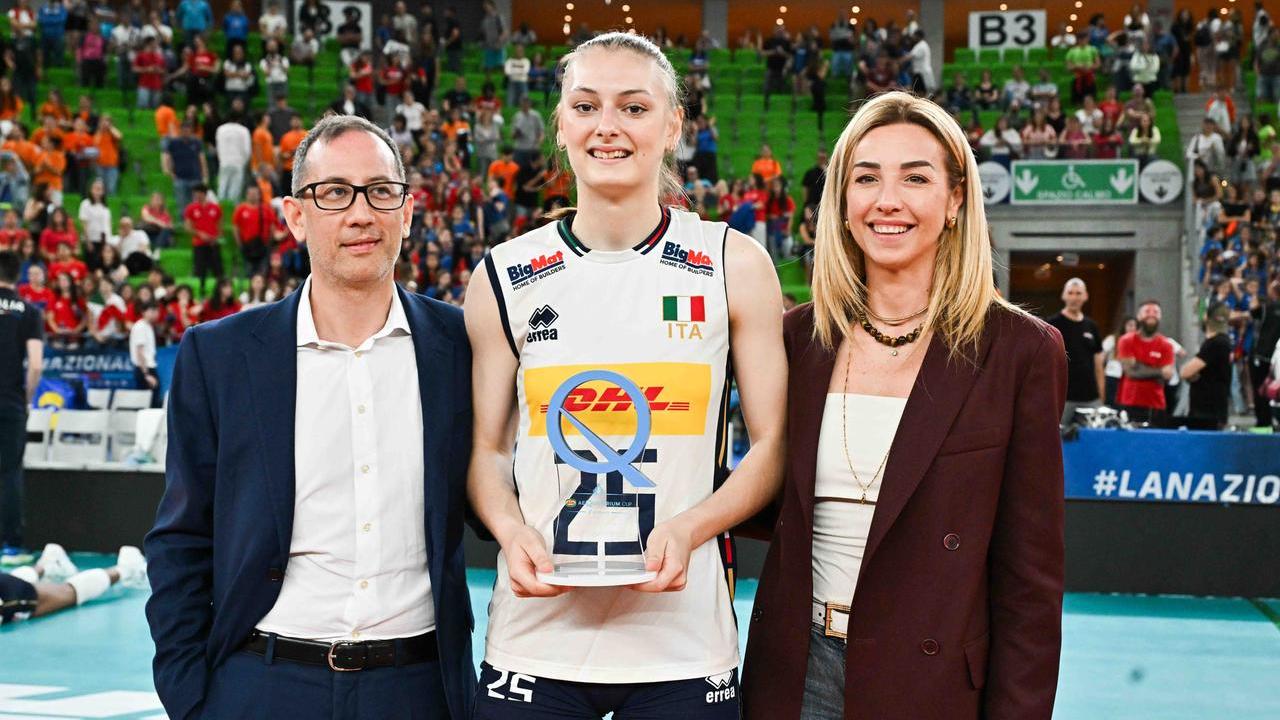 Linda Manfredini premiata a Genova come migliore giocatrice nella gara con la Turchia (Foto: Fipav Creative Hub) 