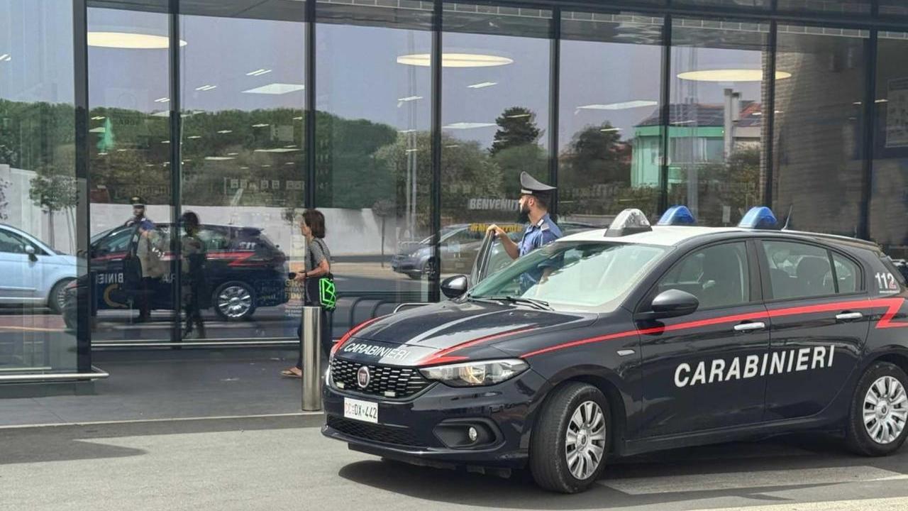 Ruba al supermercato e spintona la direttrice: provvidenziale l’intervento di un carabiniere libero dal servizio – Cosa è successo