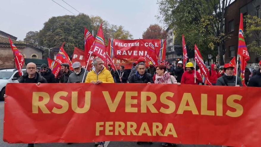 Eni convince i lavoratori: sì ai trenta licenziamenti a Ferrara