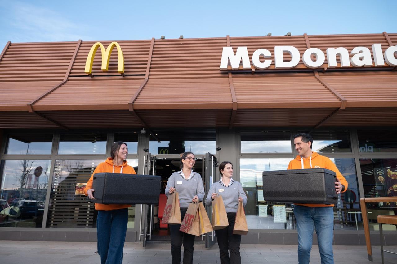 Sassari, 100 pasti caldi a settimana per i più bisognosi: l’iniziativa di McDonald’s e Banco alimentare