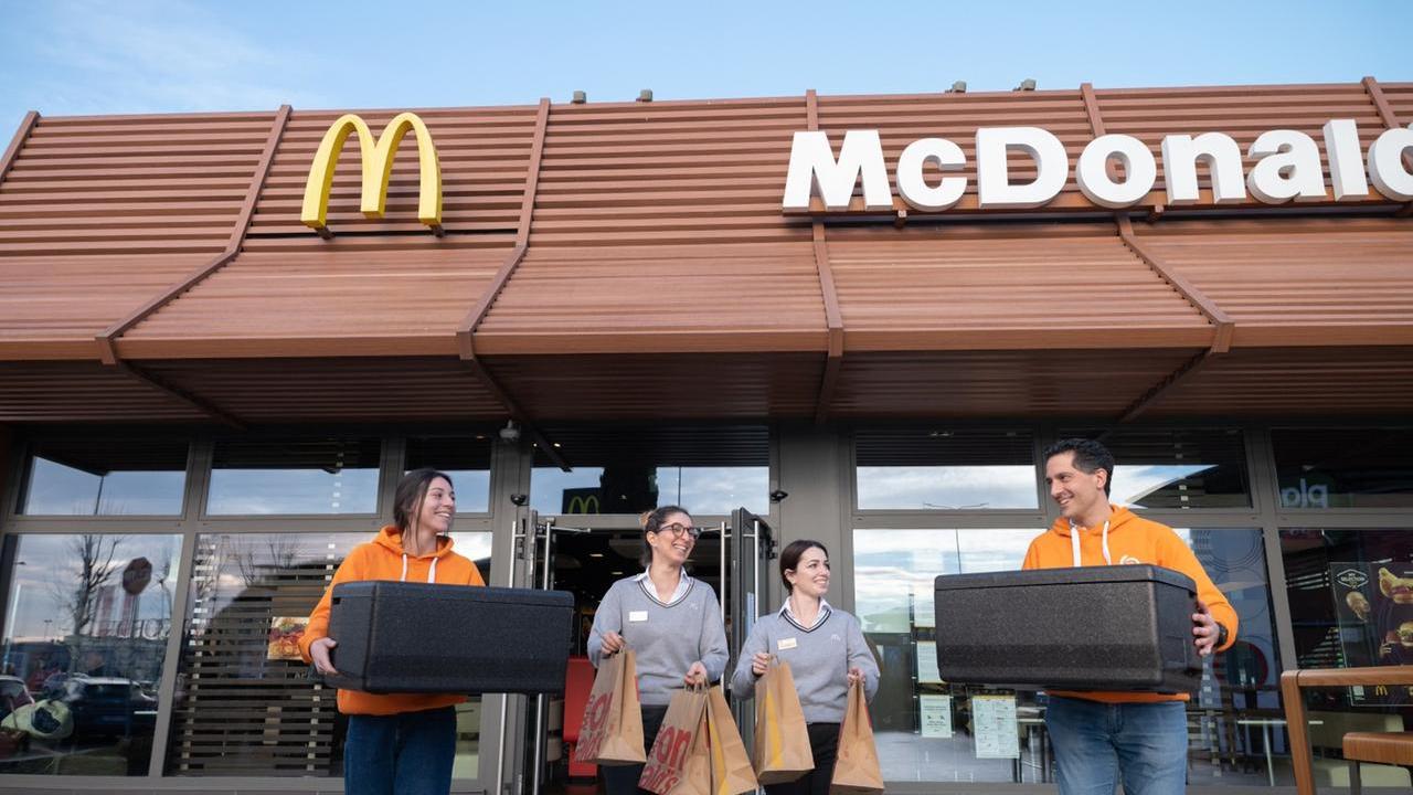 Sassari, 100 pasti caldi a settimana per i più bisognosi: l’iniziativa di McDonald’s e Banco alimentare