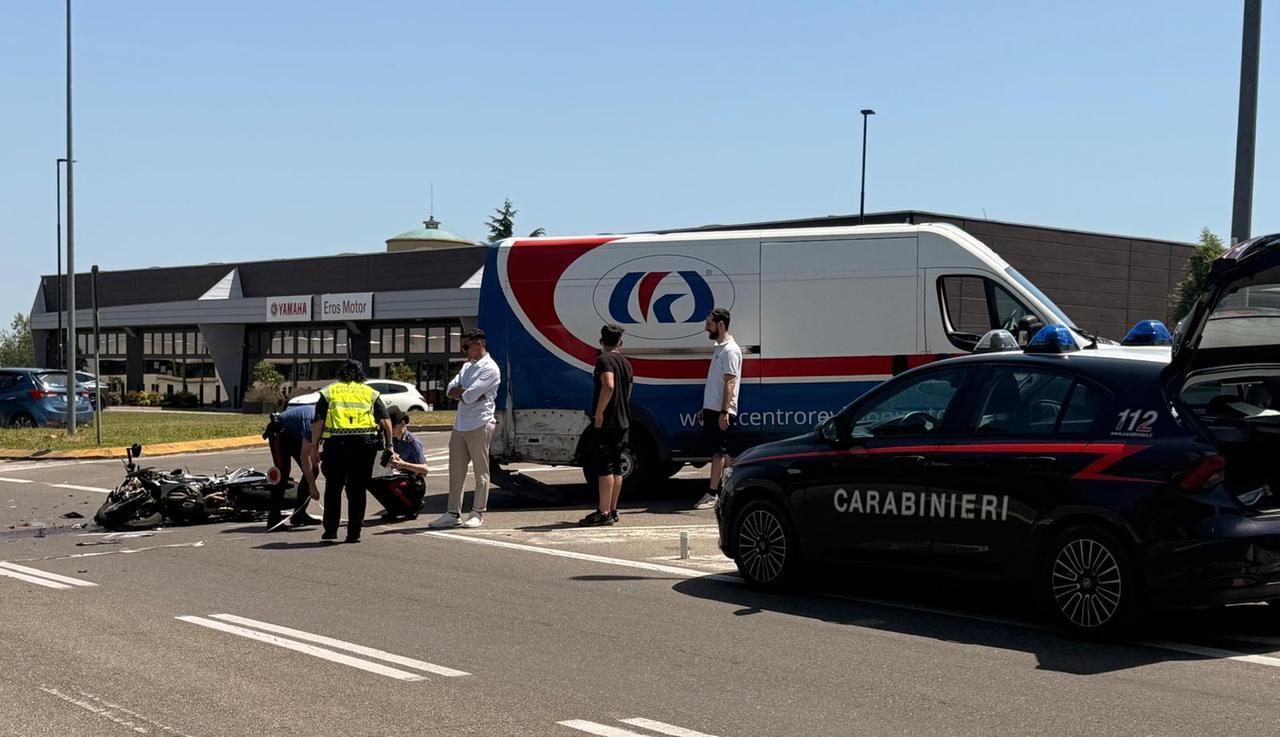 Scontro tra una moto e un furgone a Cavriago: ferito un ragazzo di 22 anni