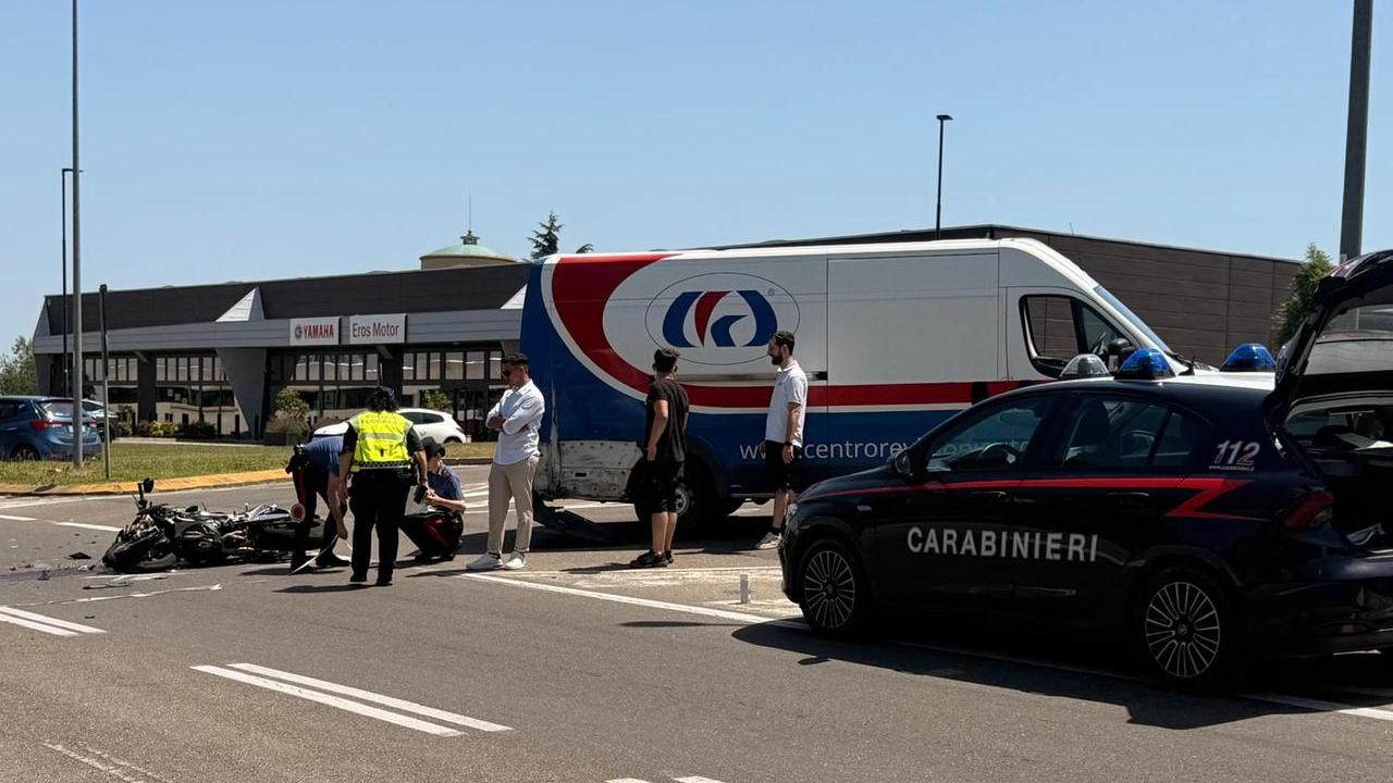 Scontro tra una moto e un furgone a Cavriago: ferito un ragazzo di 22 anni