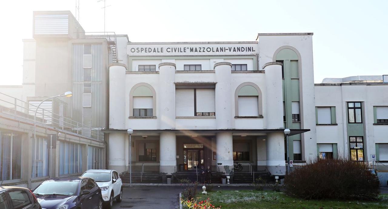 Omicidio e maltrattamenti all’ospedale di Argenta. La pm: «Infermiere a processo»
