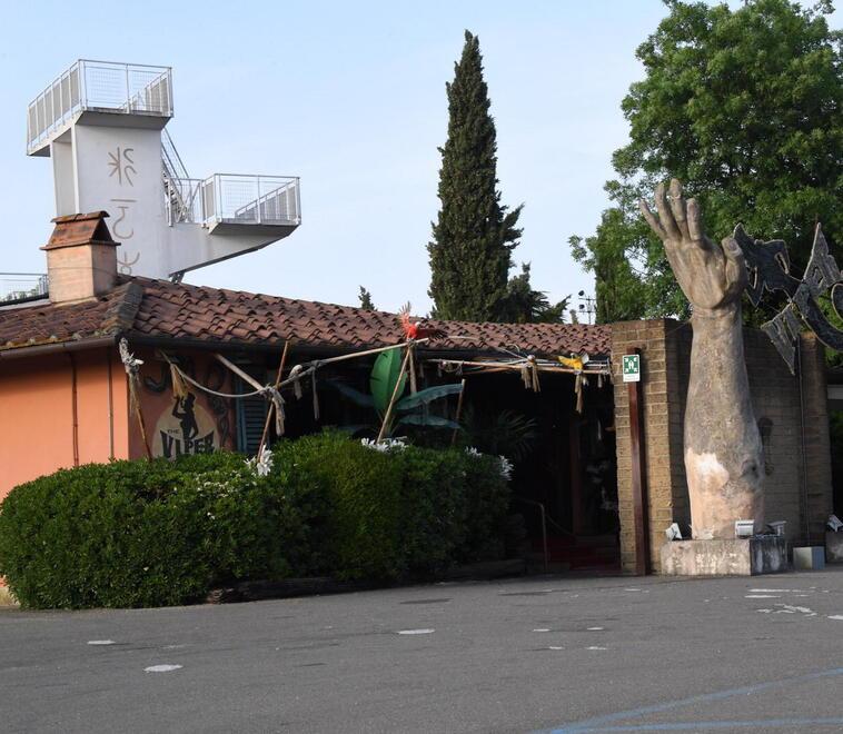 L'esterno del "Boccaccio club" di Calcinaia