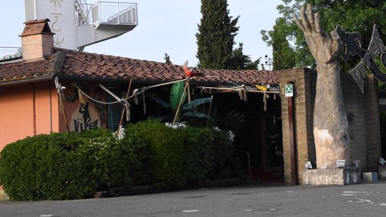 L'esterno del "Boccaccio club" di Calcinaia