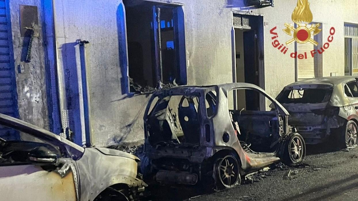 Fuoco nella notte, distrutte tre auto