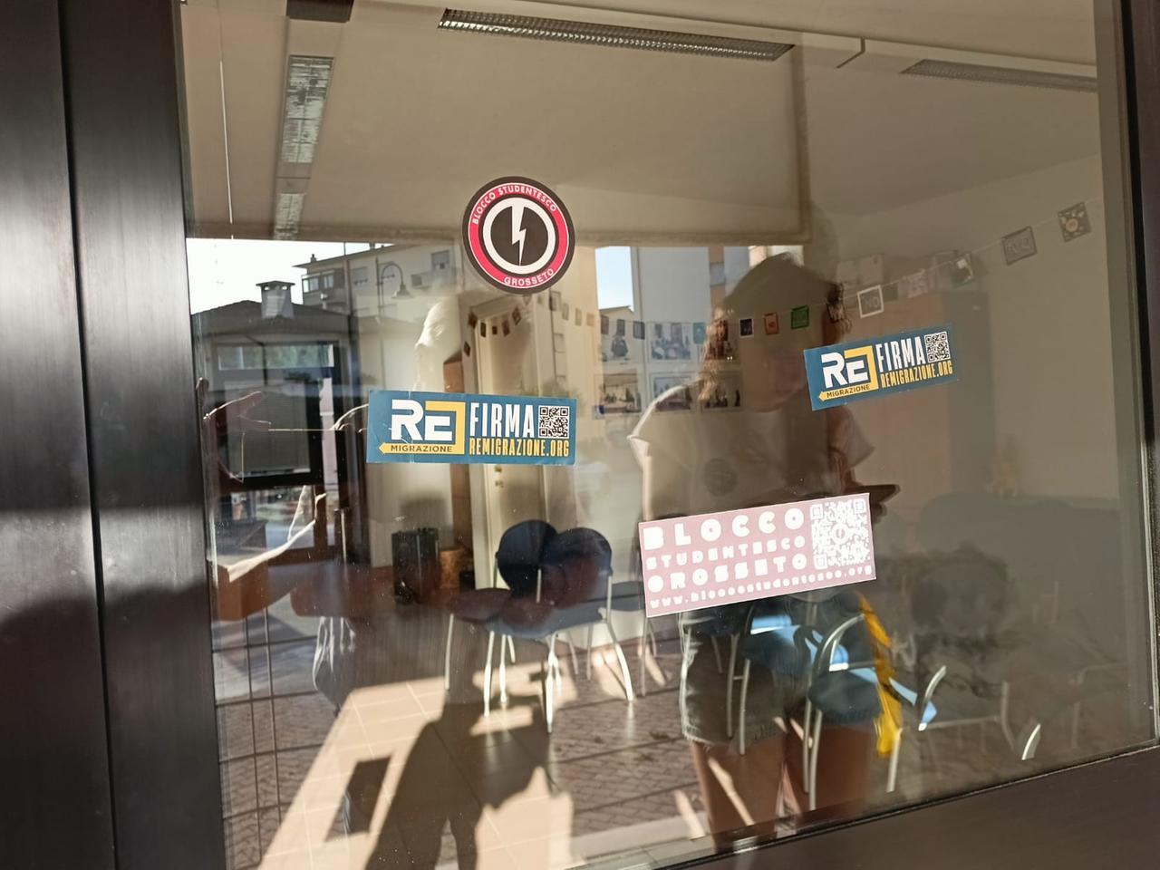 Venturina, adesivi firmati “Blocco studentesco» sulla vetrata della sede del Pd