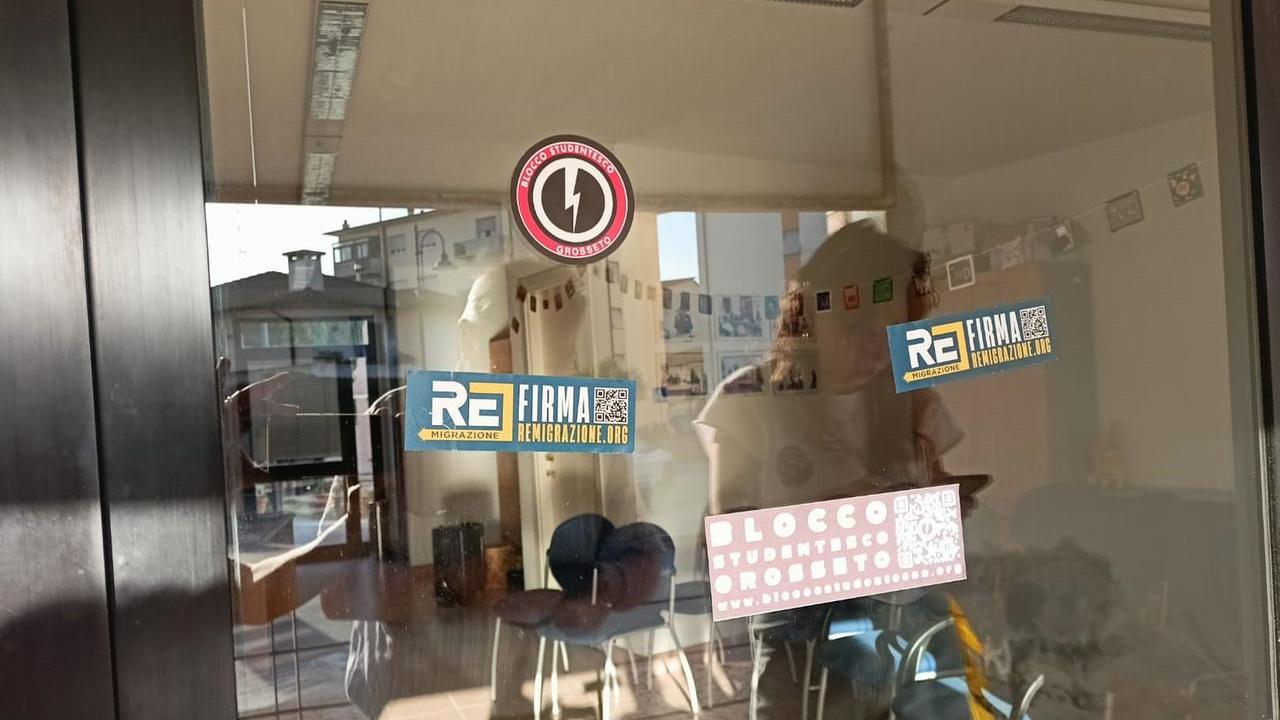 Venturina, adesivi firmati “Blocco studentesco» sulla vetrata della sede del Pd