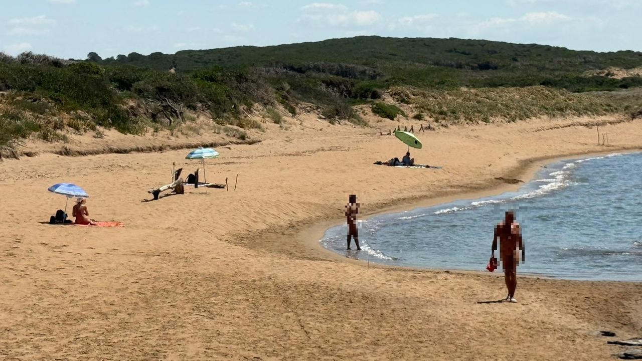 Porto Ferro, cade il cartello e i nudisti “sconfinano” nella spiaggia libera