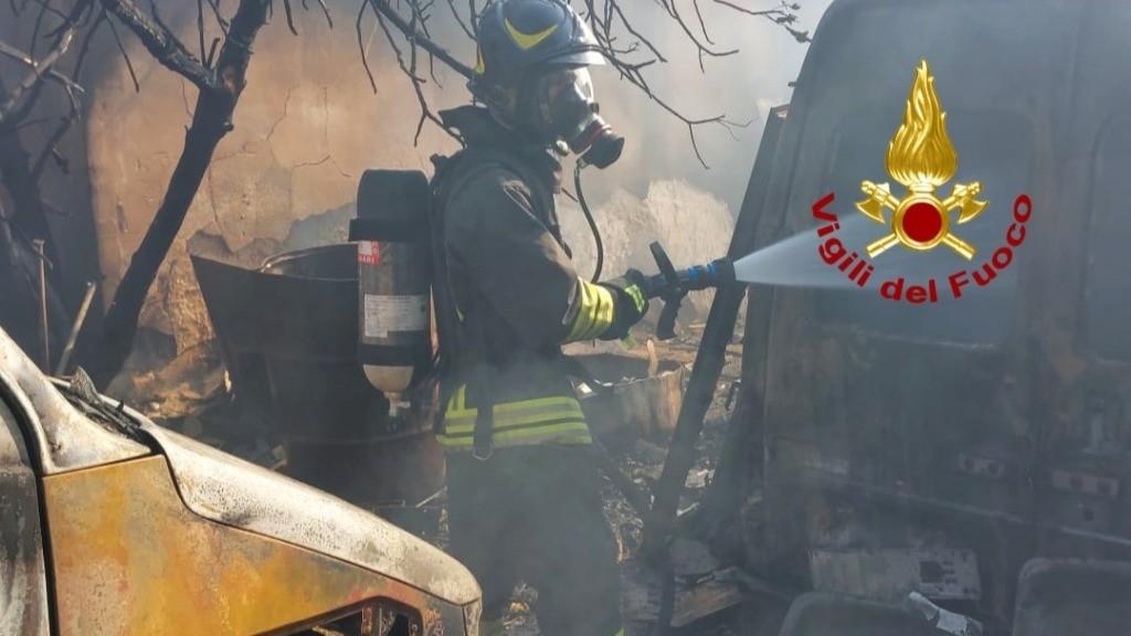 Emergenza roghi nel sud dell’isola, fiamme anche in un’azienda agricola