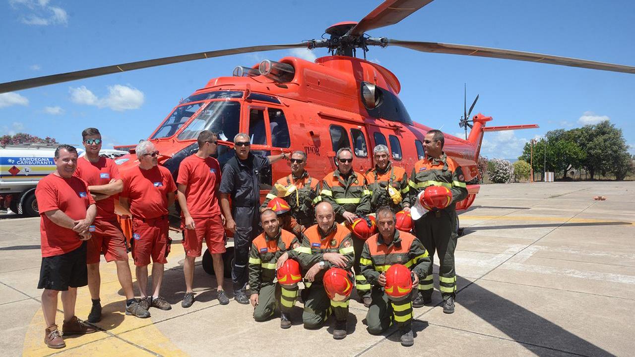 -
Elicottero antiincendio a Fenosu con equipaggio e operatori