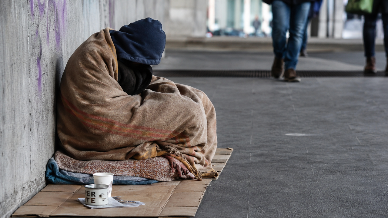 Rischio povertà, l’Italia sopra la media europea: ecco i dati