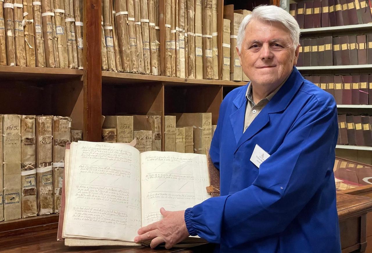 
	Walter in archivio con un libro restaurato

