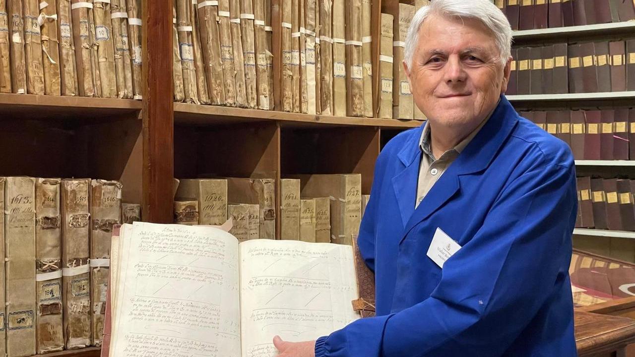 Walter in archivio con un libro restaurato