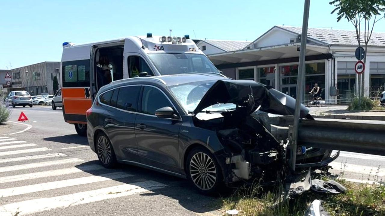L'auto trafitta dal guardrail