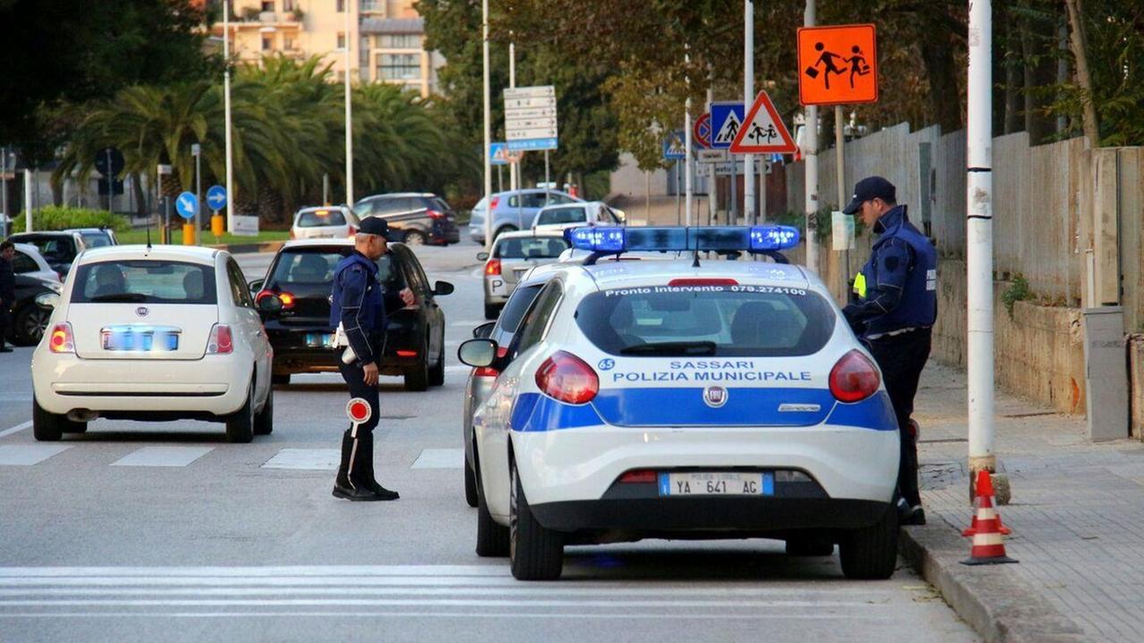 Sassari: per evitare la multa, scappa e urta una vigilessa con lo specchietto