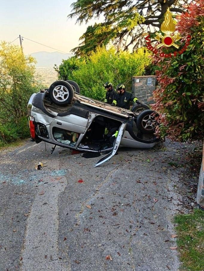 Capannori, auto si ribalta: coniugi feriti