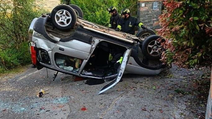 Capannori, auto si ribalta: coniugi feriti