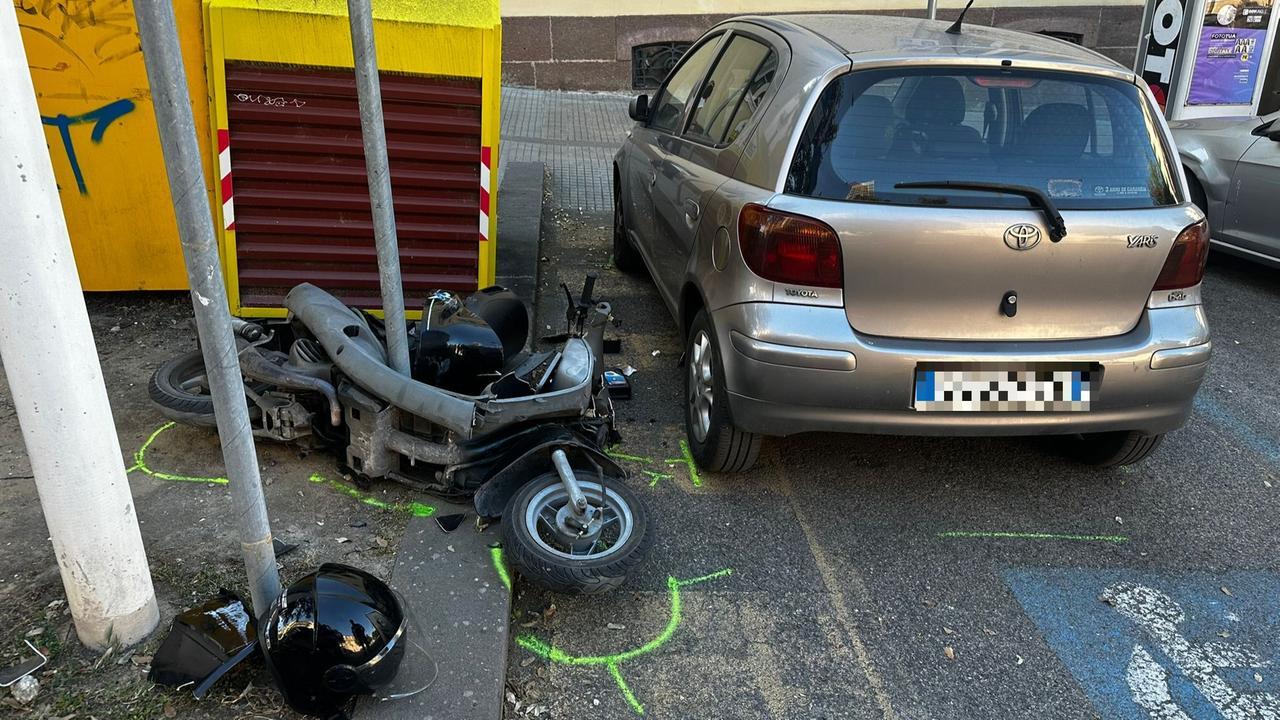 Sassari, un’auto gli taglia la strada e con la moto finisce contro un palo: ferito un sedicenne