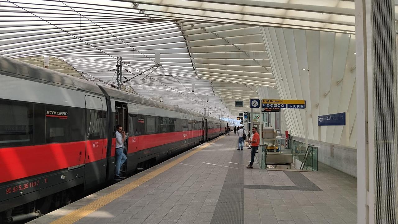 Cammina sui binari in stato confusionale: Alta Velocità in tilt