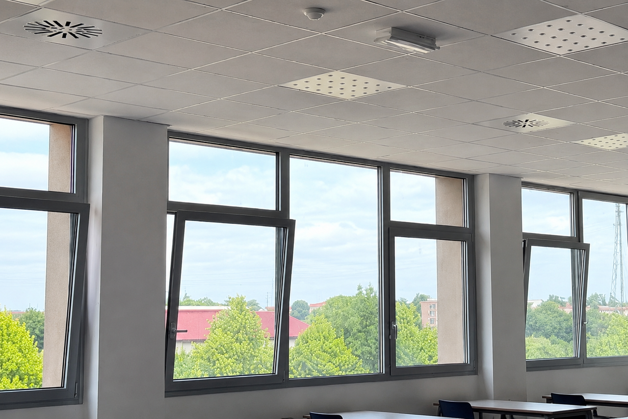 Reggio Emilia, troppo caldo nelle aule del nuovo Polo di via Fratelli Rosselli: malori tra gli studenti