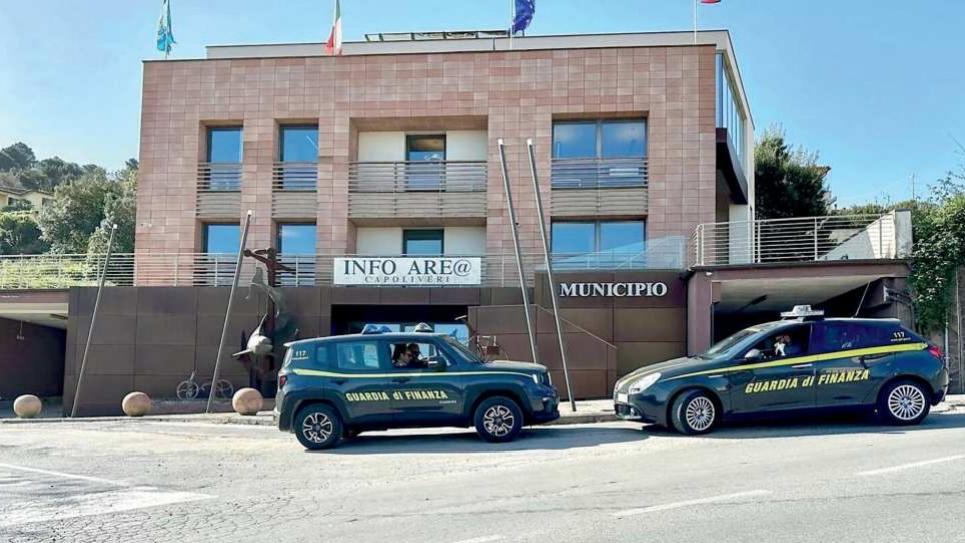 Le pattuglie della guardia di finanza durante il blitz in Comune a Capoliveri