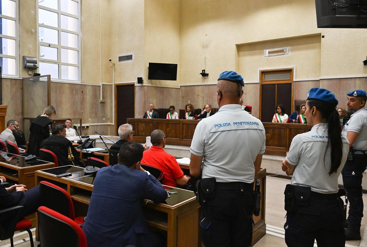 Genitori trovati morti in via Ghibli, udienza tecnica in aula: riflettori puntati sulle chat del figlio accusato di duplice omicidio