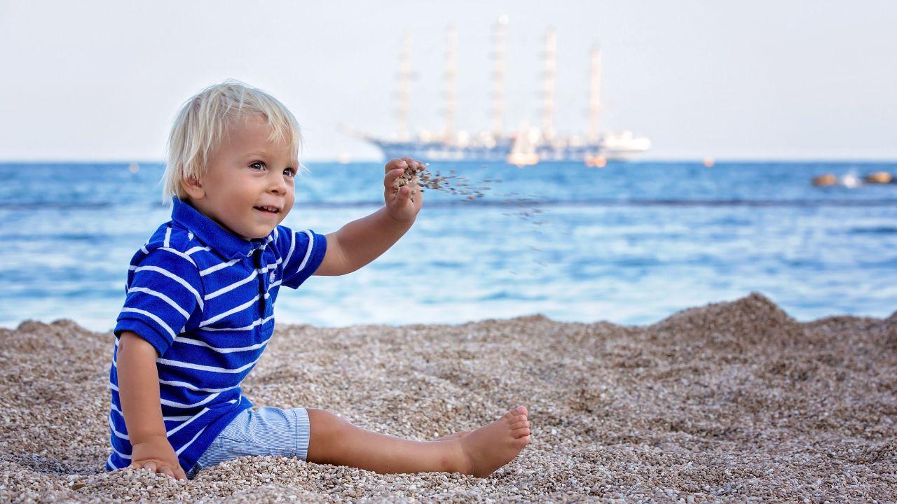 Bimbi al mare, le migliori spiagge scelte dai pediatri: acqua bassa, mare pulito e servizi – La lista regione per regione