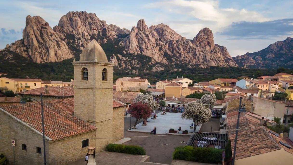 San Pantaleo, la “guerra dei tavolini” finisce al Tar: respinti i ricorsi dei ristoratori