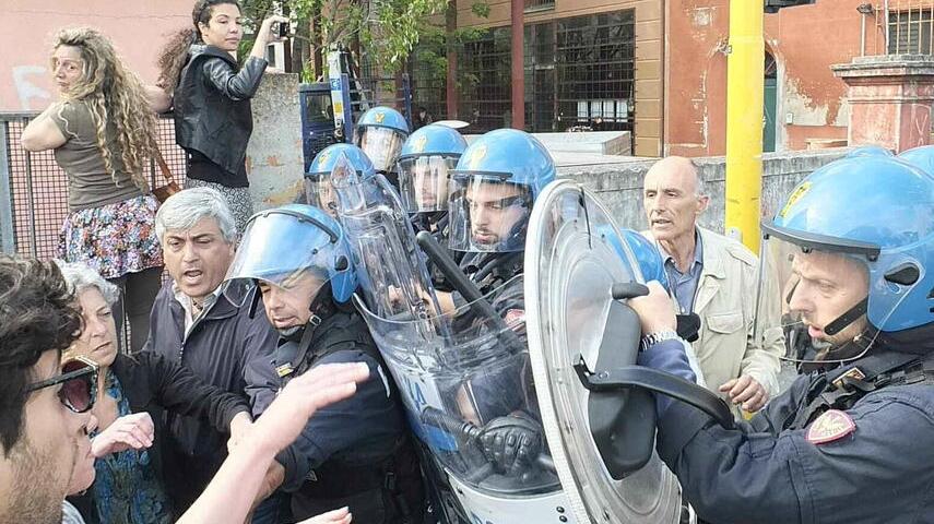 Un contatto tra attivisti e polizia durante lo sgombero del centro “Mala Servanen Jin” in via Garibaldi il 24 maggio del 2017 (foto Muzzi)