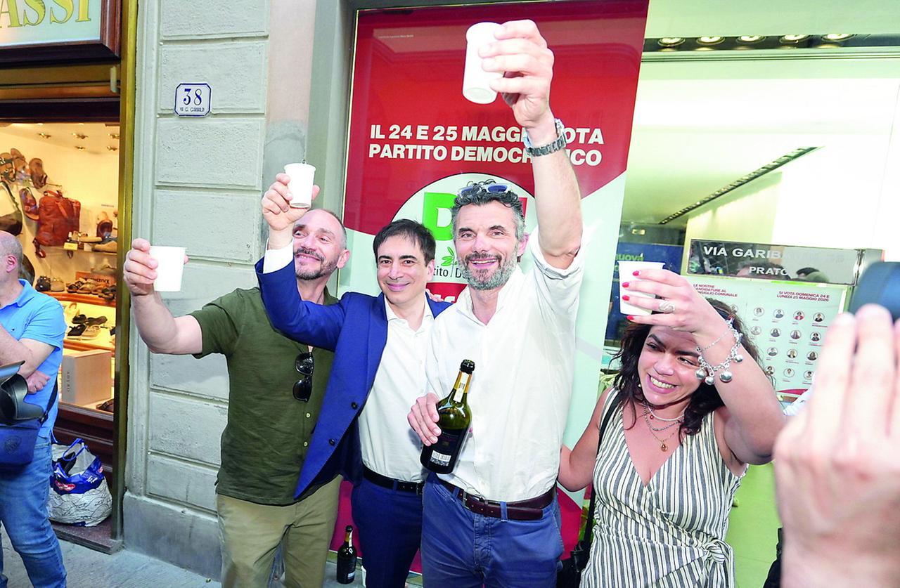 
	Il brindisi di Matteo Biffoni dopo la vittoria alle elezioni amministrative (foto Nucci)


