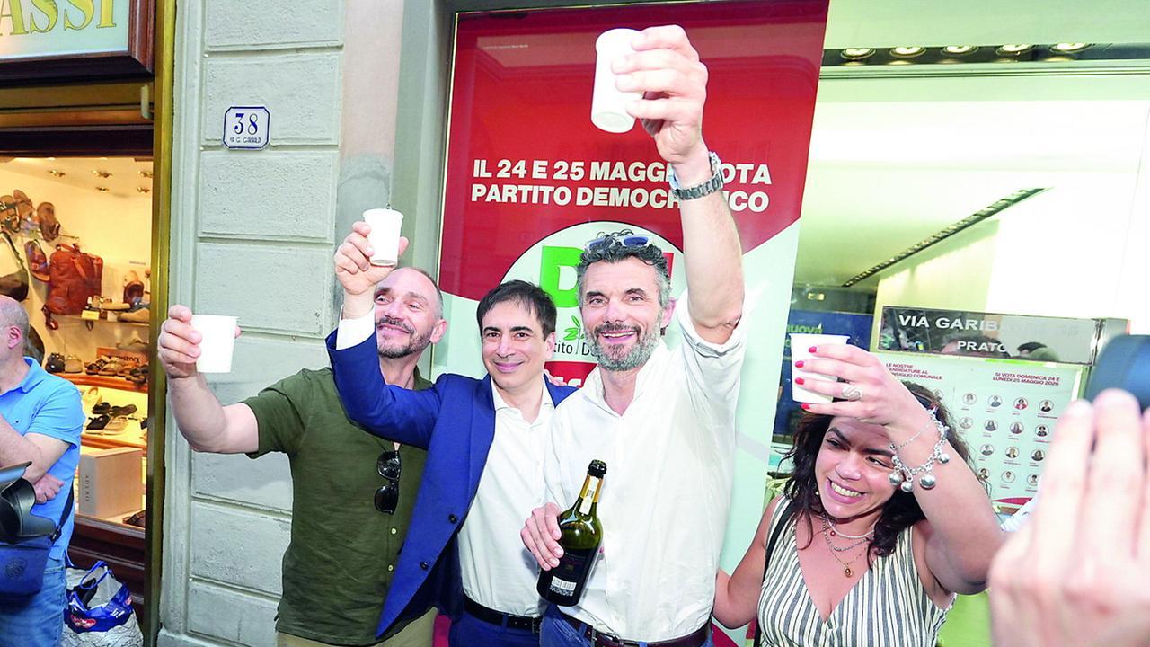 Il brindisi di Matteo Biffoni dopo la vittoria alle elezioni amministrative (foto Nucci)