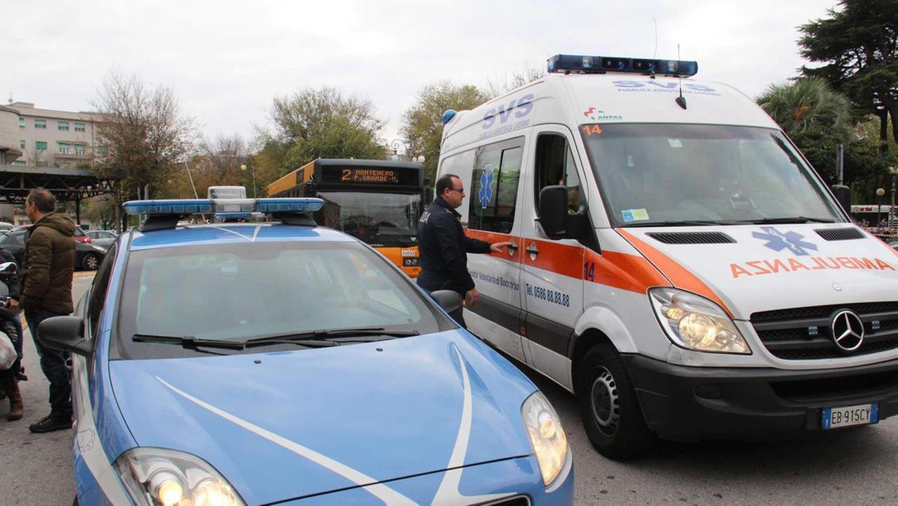 Un'ambulanza della Svs in stazione con la polizia (foto d'archivio)
