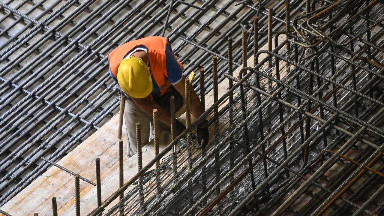 Tragedia sul lavoro, operaio muore schiacciato da un pallet