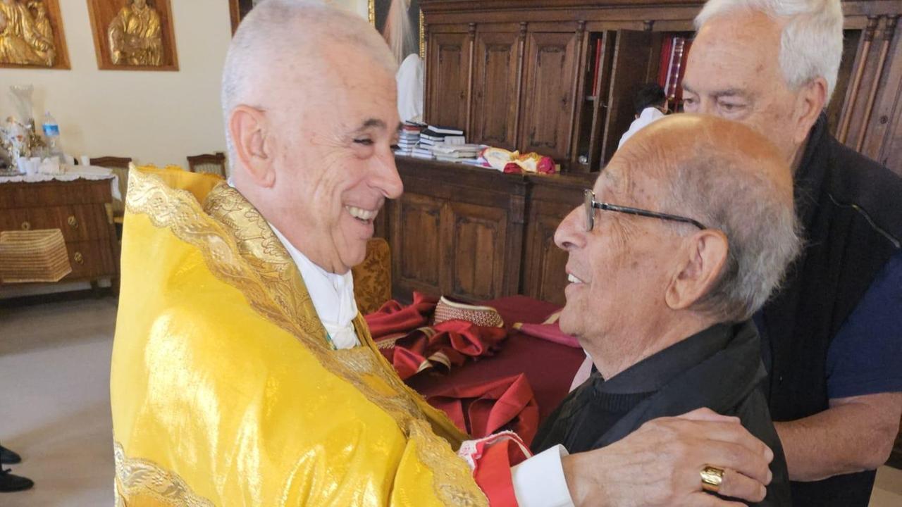 L’abbraccio tra don Ruiu e l’arcivescovo Soddu commuove i fedeli: «Insieme dalla parte degli ultimi»