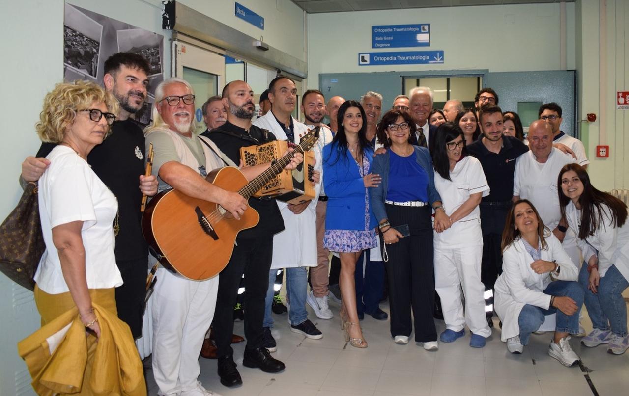 In ospedale arriva la musica sarda della solidarietà, i pazienti: «Grati a chi ci porta un po’ di spensieratezza» – VIDEO