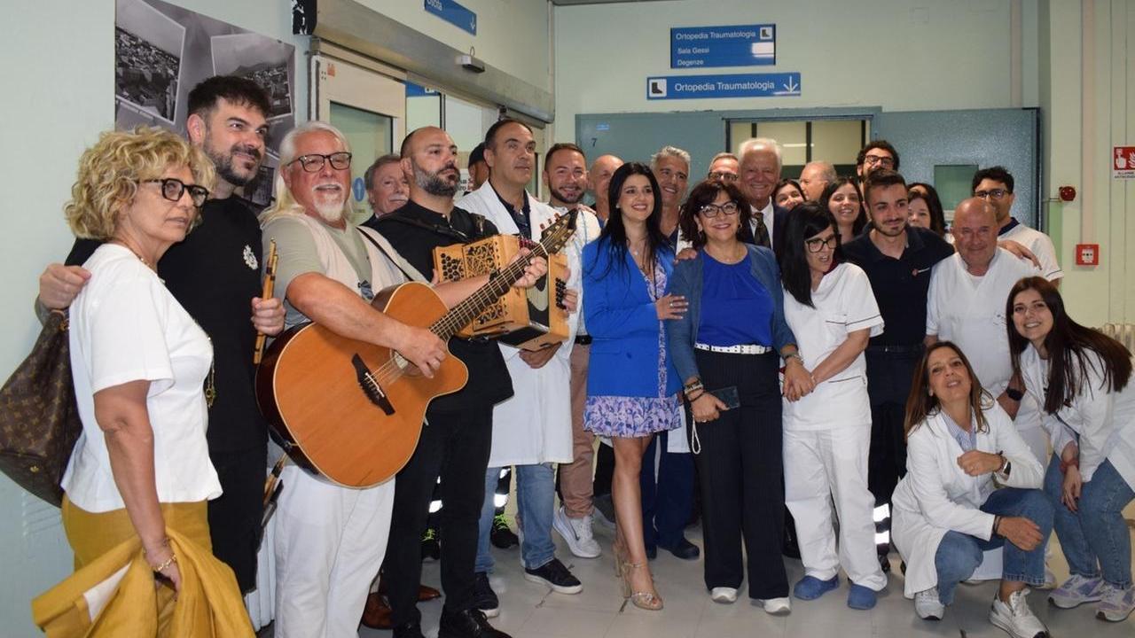 In ospedale arriva la musica sarda della solidarietà, i pazienti: «Grati a chi ci porta un po’ di spensieratezza» – VIDEO