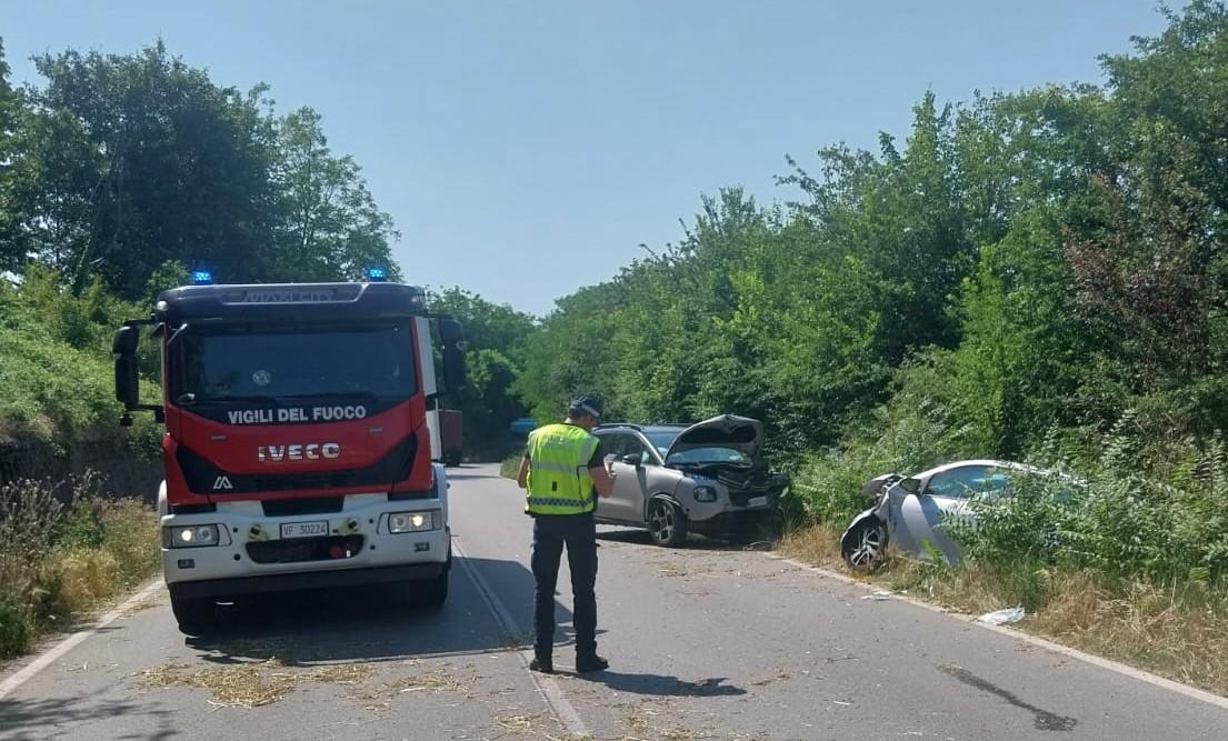 Scontro tra due auto ad Albinea: tre feriti, una donna soccorsa in elicottero