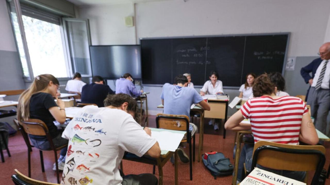 Caldo, allarme a scuola: «Edifici inadeguati, piani superiori bollenti e riscaldamento ancora acceso in un istituto»