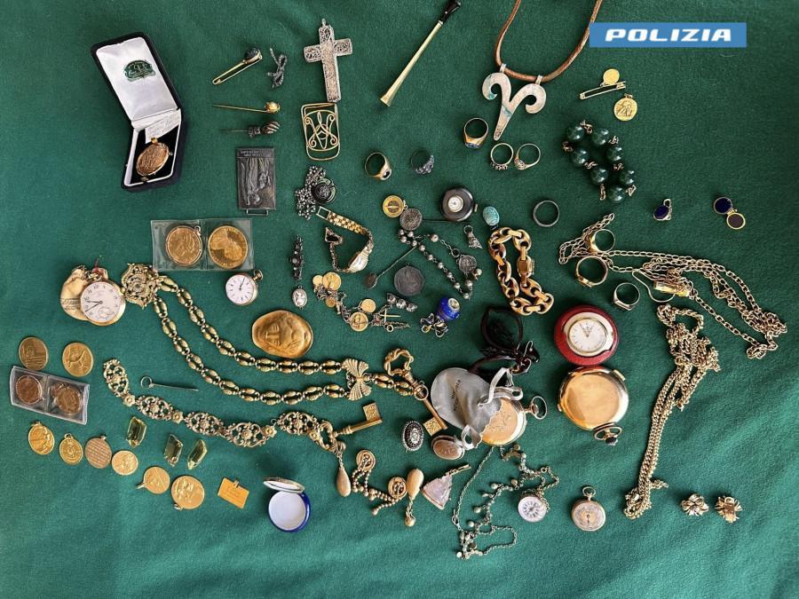 
	Oro e gioielli recuperati dalla polizia

